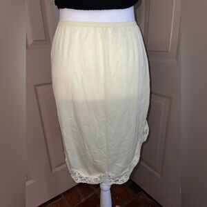 Confecciones vintage yellow 1/2 slip with lace trim.